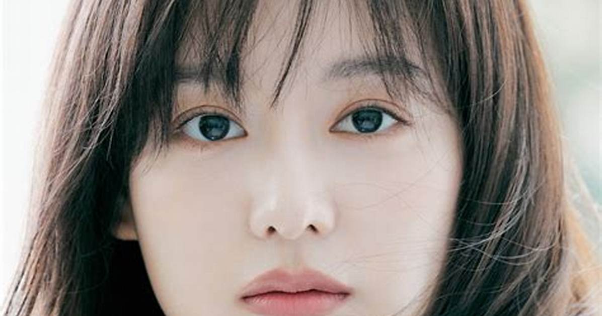 Capturing Moments: the Heartwarming Kim Ji Won Family Photo