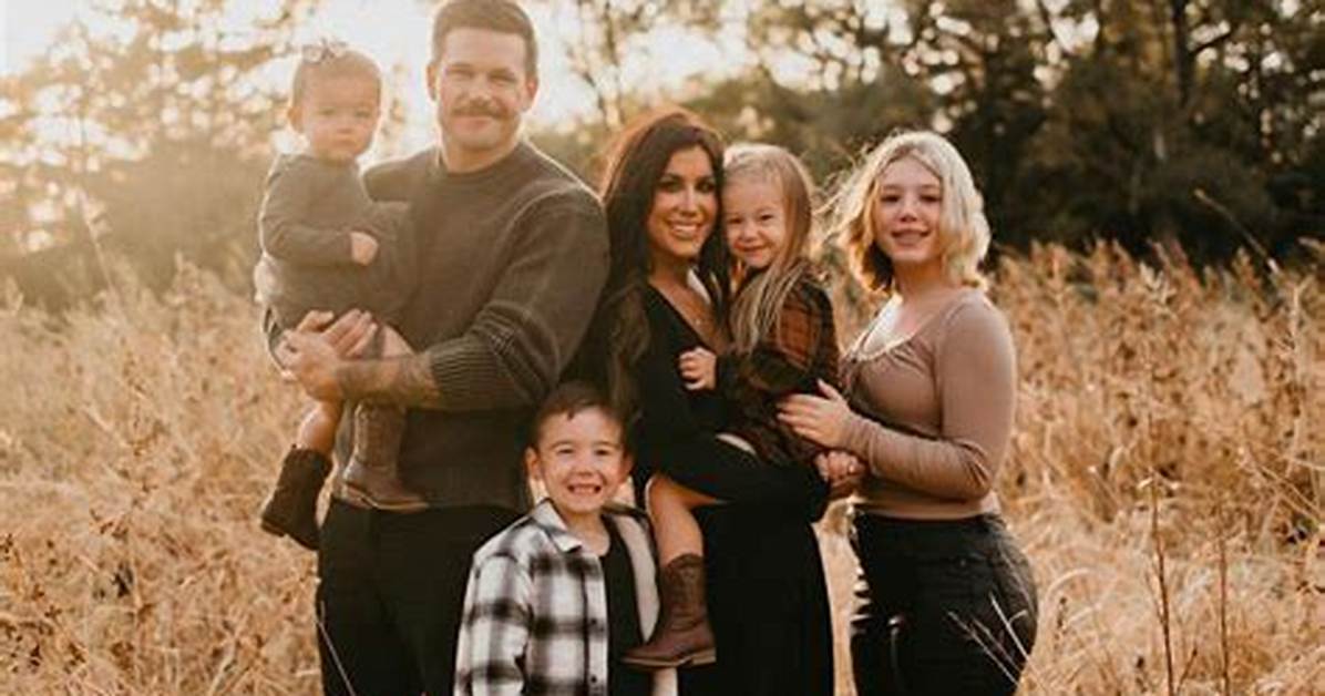 Chelsea Houska ·