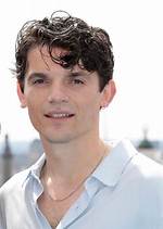 Unveiling the Height of Edward Bluemel: How Tall Is He Really?
