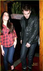 Was Olivia Munn Texting Chris Pine During "Star Trek"? !